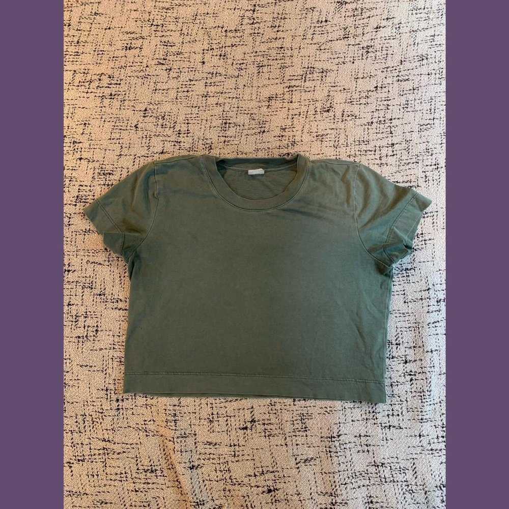 Aritzia Wilfred Weekend Tee in sage green, size extra small